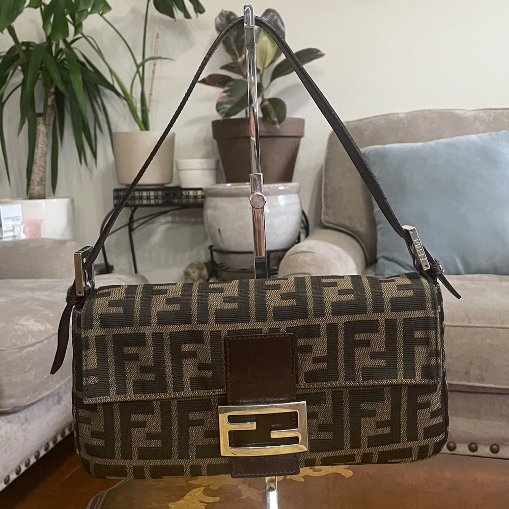 Fendi Black and Brown Women's Bag
Price is firm thank you 😊